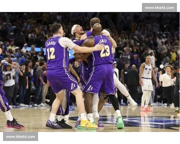 湖人对阵黄蜂第四节逆转风暴老将新星联手定乾坤关键时刻攻防拉满震撼全场